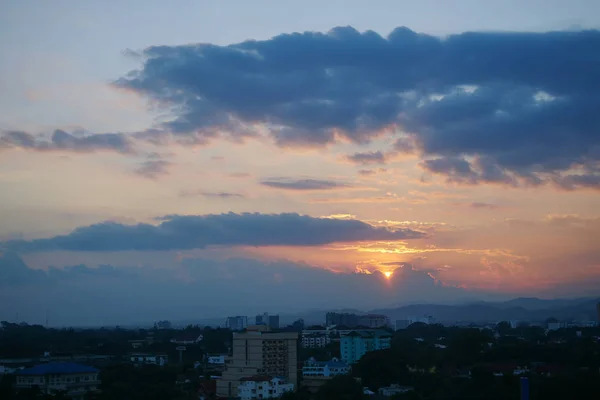 Beau ciel spectaculaire coucher de soleil au-dessus de l'horizon de la ville — Photo