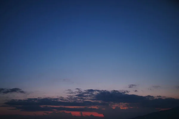 Ciel crépusculaire spectaculaire au-dessus de l'horizon de la ville — Photo