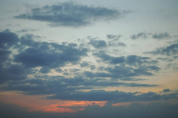 黄昏天空上方的乌云 — 图库照片