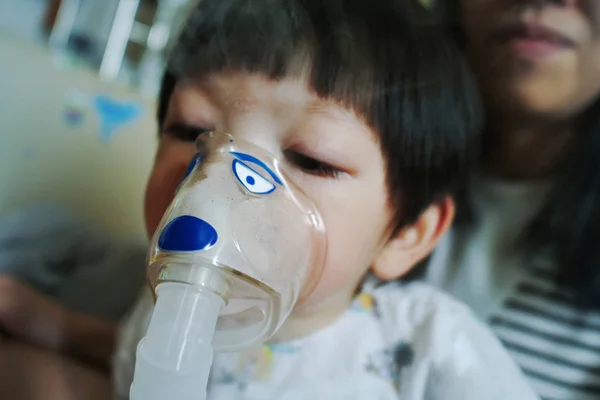 Nebülizör maske makinesi kullanan bebek — Stok fotoğraf
