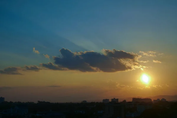 Belo céu por do sol acima da cidade — Fotografia de Stock