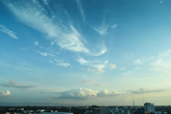 Céu e nuvem acima da cidade — Fotografia de Stock