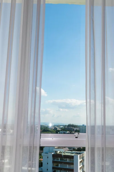 Tirai putih pada jendela kaca — Stok Foto
