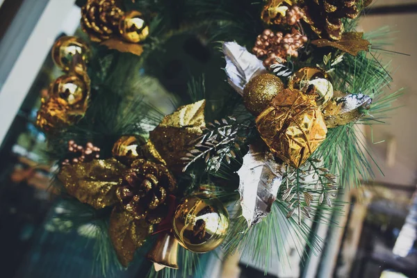 Corona de Navidad colgando en la puerta principal — Foto de Stock