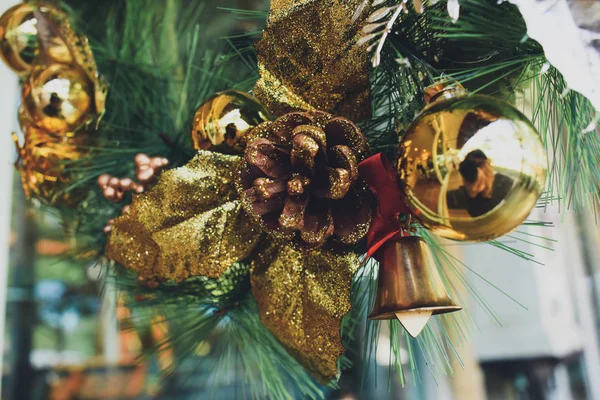 Χριστουγεννιάτικο στεφάνι που κρέμεται στην μπροστινή πόρτα — Φωτογραφία Αρχείου