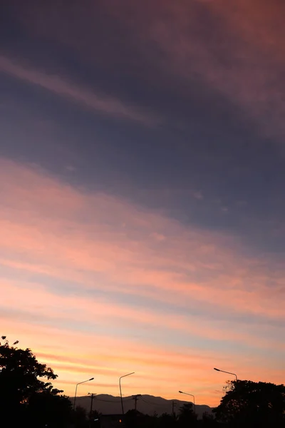Nuvem colorida acima do céu crepúsculo dramático — Fotografia de Stock