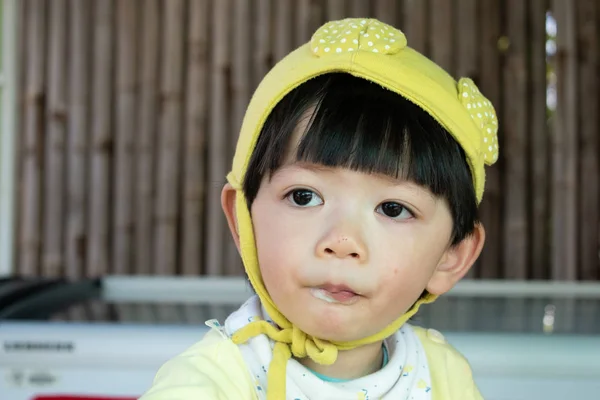 アイスクリームを食べるかわいい子供 — ストック写真