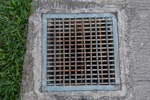 Eisenstange webt Wasserablaufkappe auf Straße — Stockfoto