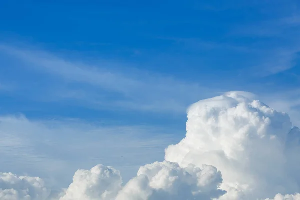 Awan di atas langit berawan latar belakang — Stok Foto