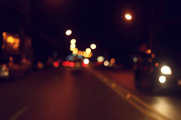 Semáforo do carro de condução na rua da noite da cidade estrada — Fotografia de Stock