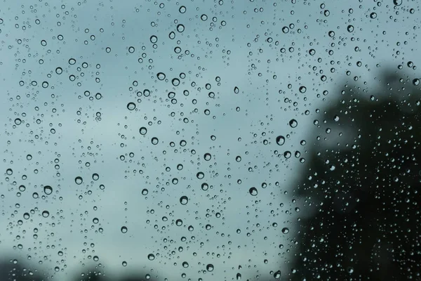 Goccia di pioggia d'acqua sulla finestra di vetro — Foto Stock