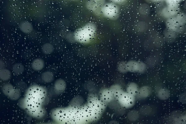 Goccia di pioggia d'acqua sulla finestra di vetro — Foto Stock