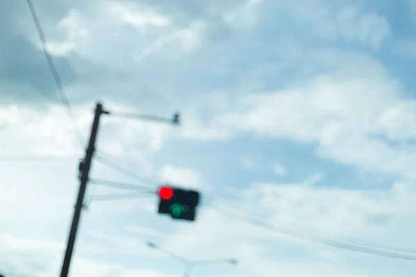 Yoldaki kırmızı trafik ışığı, görüntü bulanık — Stok fotoğraf