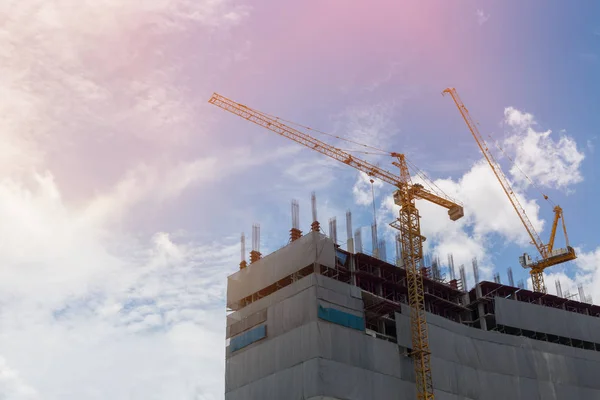 Industria de la construcción de grúas, rascacielos en la ciudad — Foto de Stock