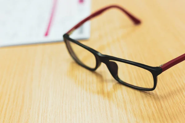 Papier und Brillen auf dem Bürotisch — Stockfoto