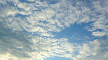 yukarıda gökyüzü bulut