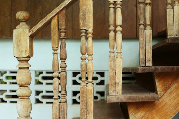 Dřevěná balustráda a zábradlí vyřezávané provedení schodiště — Stock fotografie