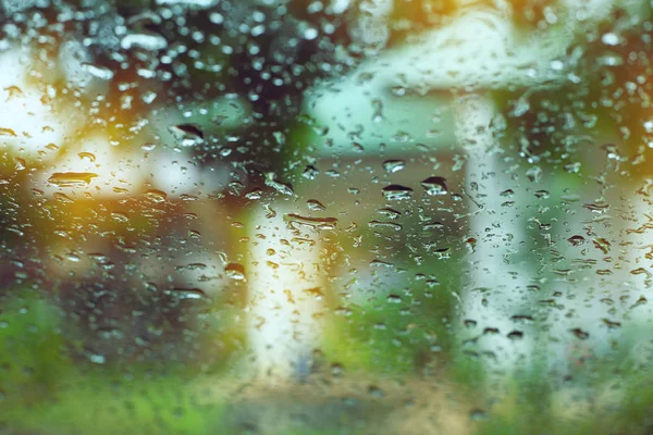 Kropla deszczu wody na szklanym oknie — Zdjęcie stockowe