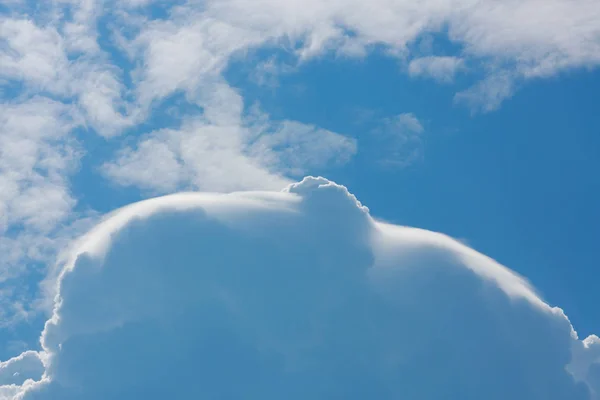 Berbulu putih awan di atas langit biru yang cerah — Stok Foto