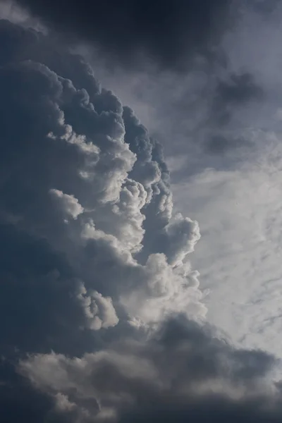 Nube de tormenta pesada oscura en el cielo dramático y malhumorado — Foto de Stock