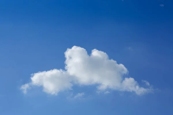 Awan putih di langit biru yang cerah — Stok Foto