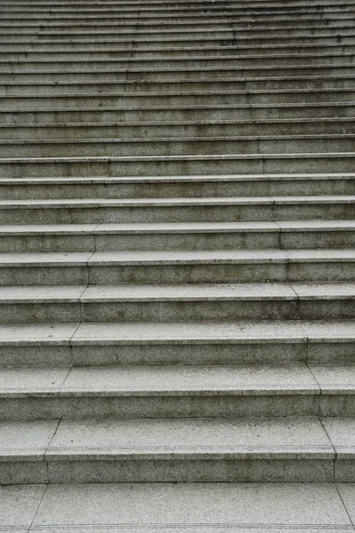 Lege oude trap verweerde buitenkant — Stockfoto