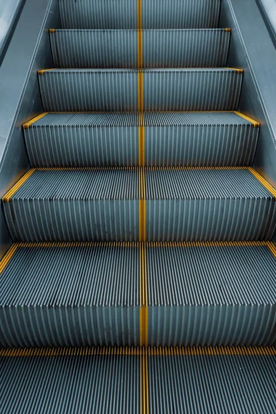 Escada rolante no edifício de negócios moderno — Fotografia de Stock