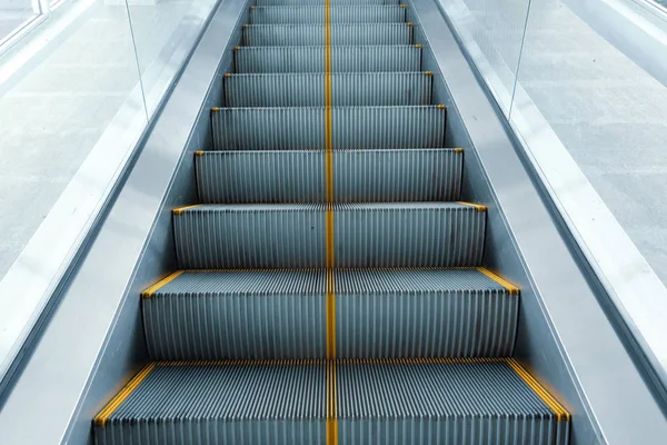 Escaleras mecánicas en el moderno edificio de negocios —  Fotos de Stock