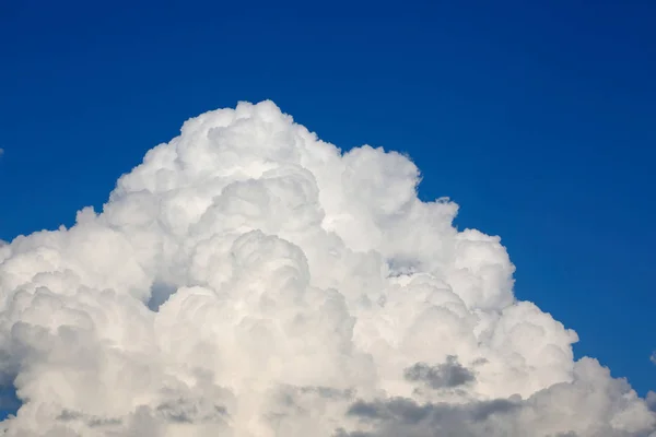 Fluffigt vitt moln ovanför klarblå himmel bakgrund — Stockfoto