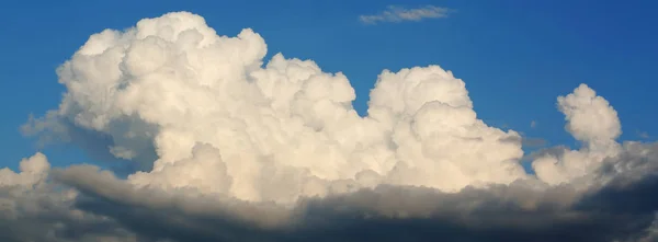 Citra panorama, awan putih halus di atas langit biru yang cerah — Stok Foto