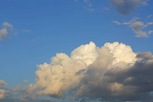 Stort regn moln på klarblå himmel bakgrund — Stockfoto