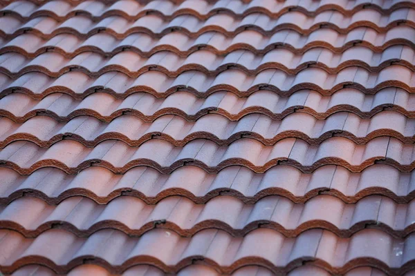 Üst konut bina kaplı çatı kiremit tabakası — Stok fotoğraf