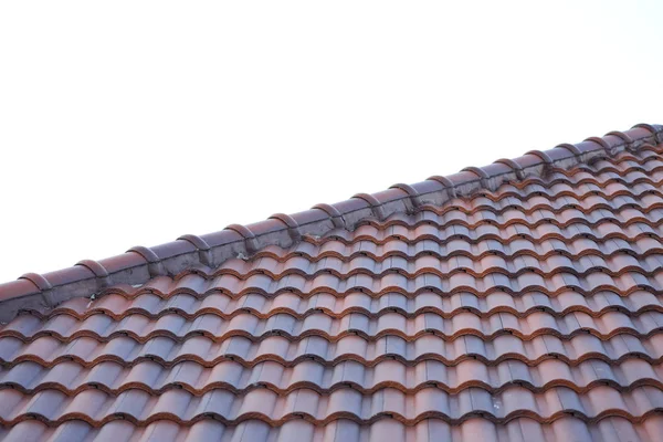 Camada de telha coberta no topo do edifício residencial — Fotografia de Stock