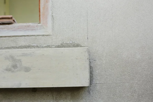 Ramka okienna na ścianie cementowej wewnątrz budynku placu budowy — Zdjęcie stockowe