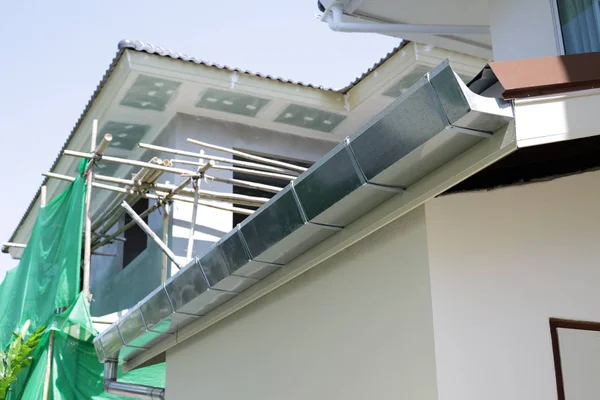 De aço inoxidável da calha do telhado no edifício residencial da casa — Fotografia de Stock