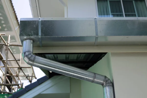 Ανοξείδωτο χάλυβα της υδρορροής στέγη σε οικιστικό κτίριο σπίτι — Φωτογραφία Αρχείου