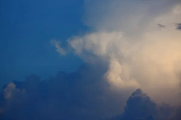 Nube blanca por encima del cielo azul — Foto de Stock