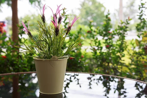 Petit décor de vase à fleurs sur table en verre noir — Photo