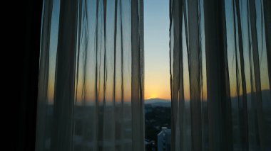 dışında gün batımı gökyüzü görünümü ile beyaz perde ile güneş ışığı