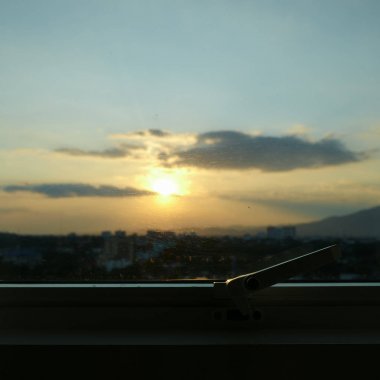 dışında gün batımı gökyüzü görünümü ile pencereden güneş ışığı