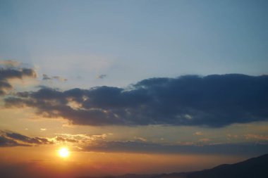 gün batımı gökyüzünde güzel güneş ışığı