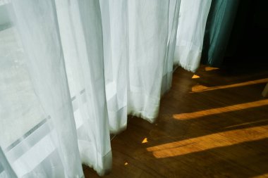 sabah beyaz perde ile güneş ışığı