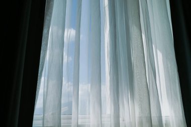 Pencerede beyaz perde