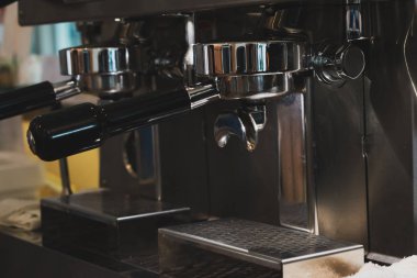 Kahve makinası kafede.