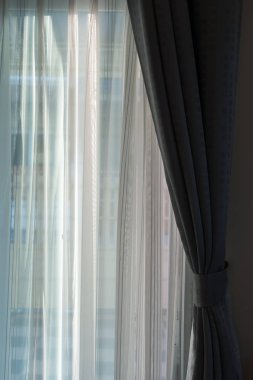 Penceredeki beyaz perde iç dekorasyonu