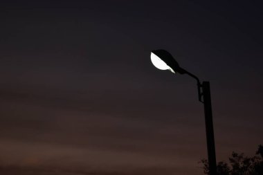 gece saatlerinde sokak ışığı