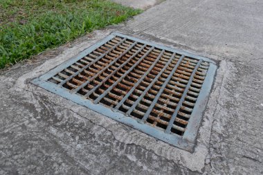 sokakta demir tel çubuk çubuk örgü su drenaj kapağı