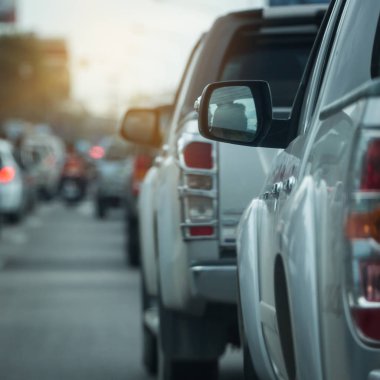 yoğun saat şehir hayatında trafik sıkışıklığı