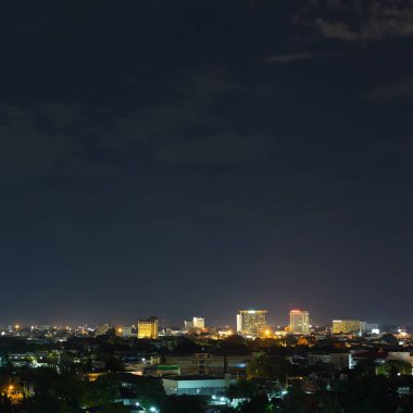 manzara şehir gece dramatik moody karanlık gökyüzü ile