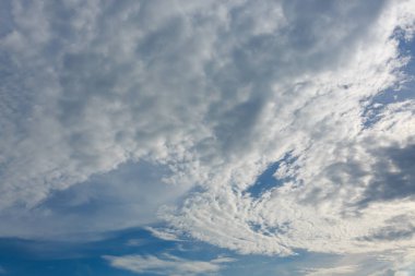 Mavi gökyüzünde beyaz bulut